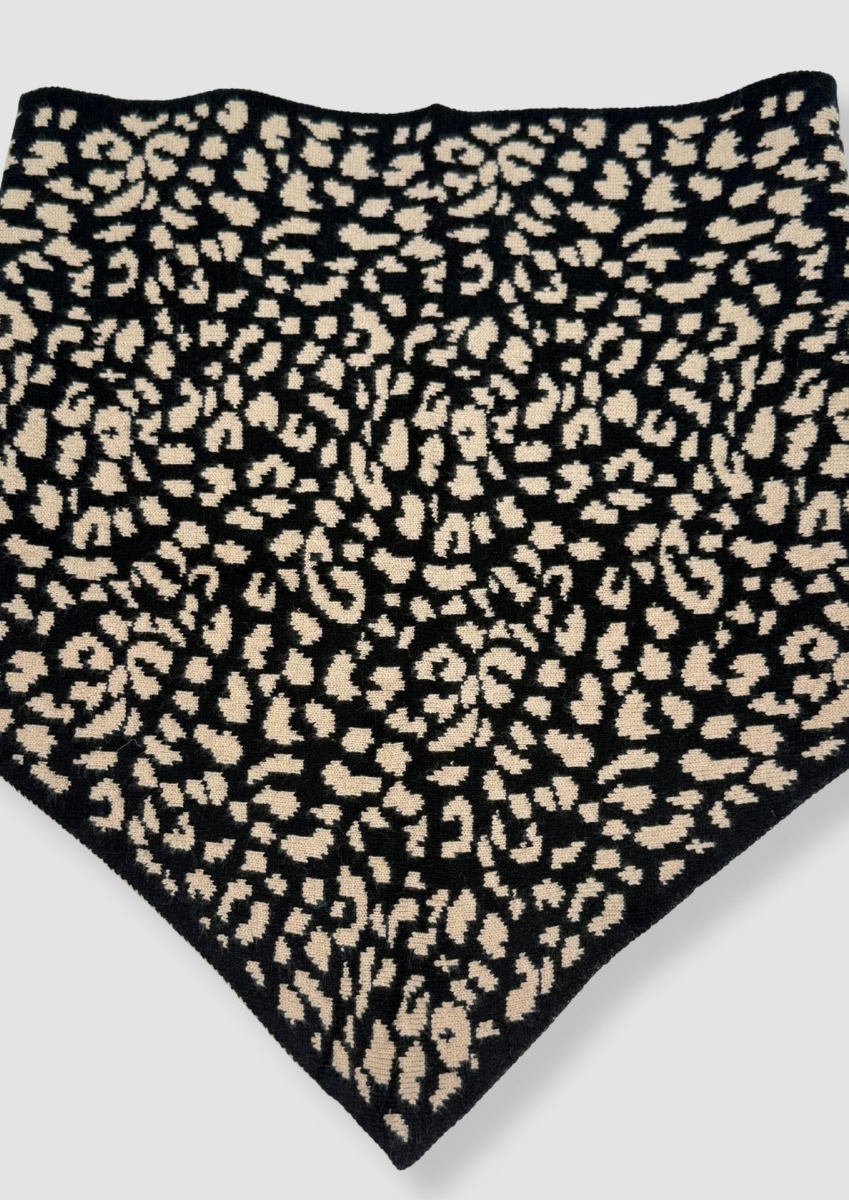 Leo triangle scarf Black