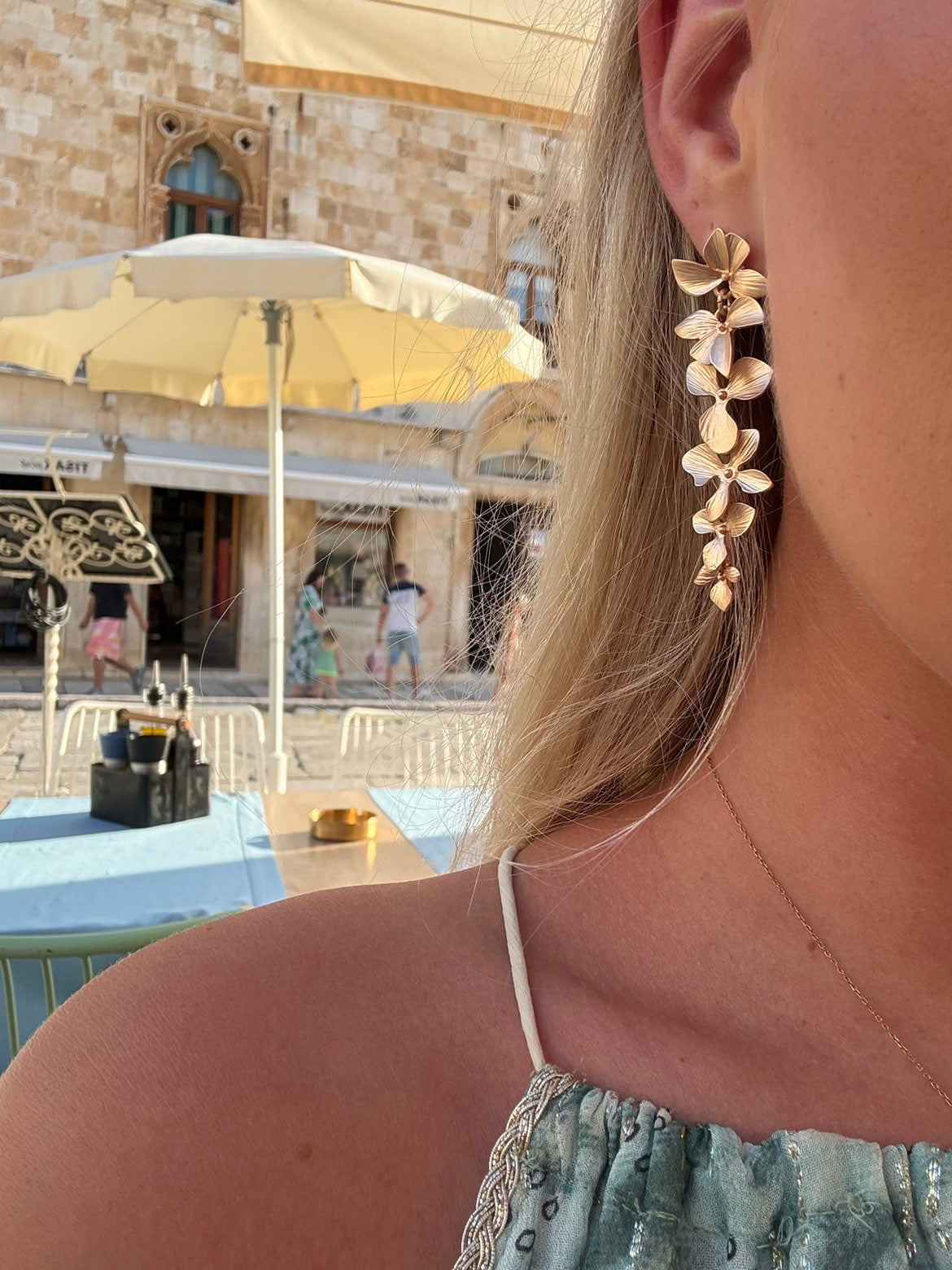 Hanging flowers earrings Gold