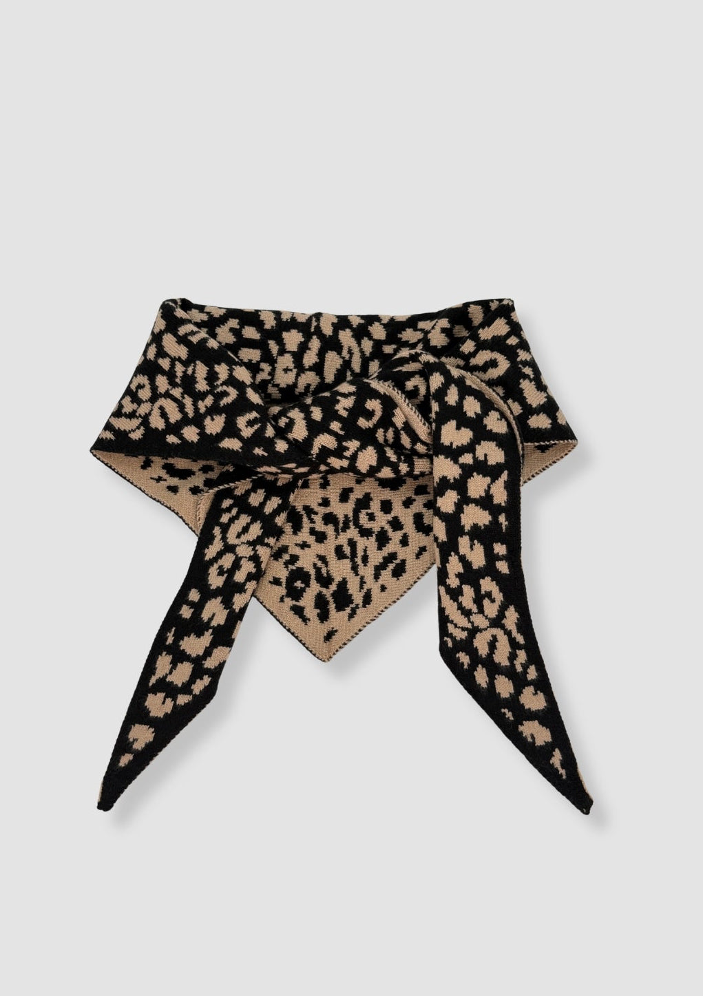 Leo triangle scarf Black