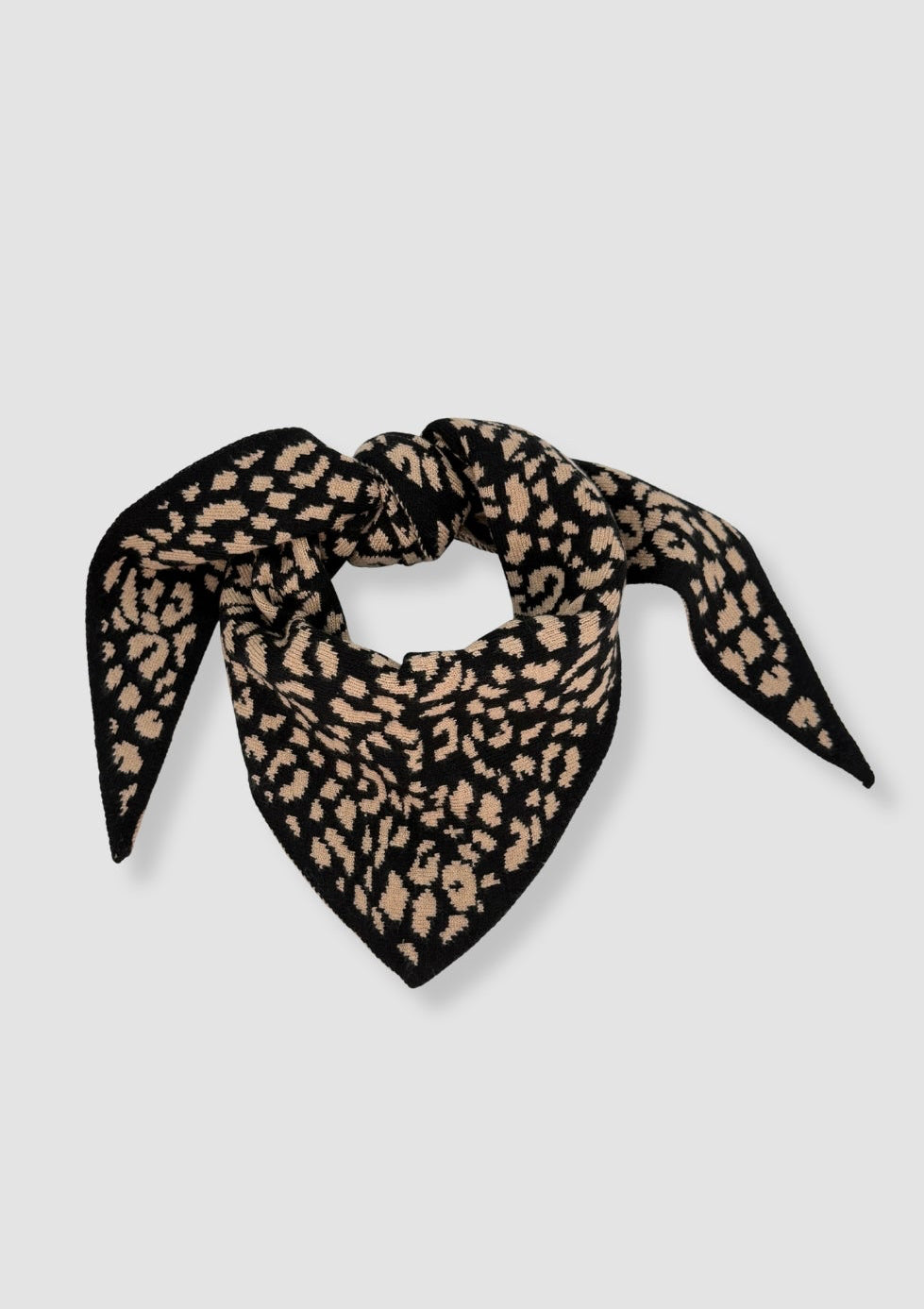 Leo triangle scarf Black